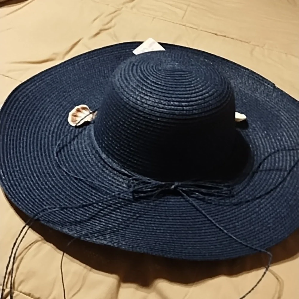 WOMEN'S HAT NEW. COLOR NAVY BLUE.